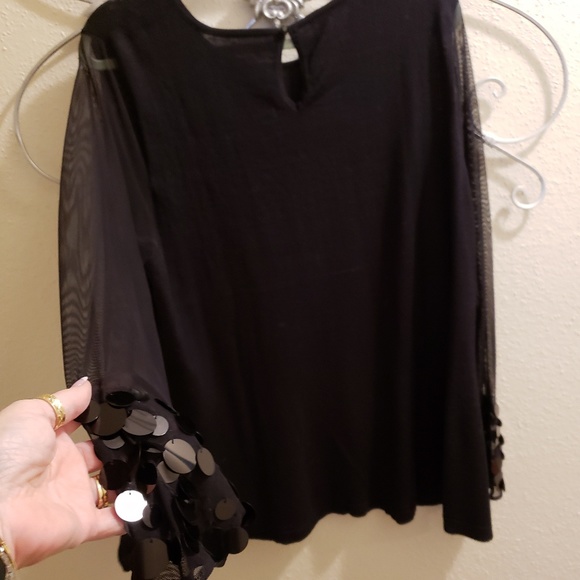 Elegant Formal Blouse with Chic wrist design - Picture 5 of 6